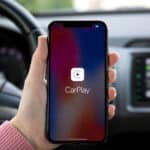 iPhone connecté à CarPlay dans une voiture pour profiter de la navigation et de la musique